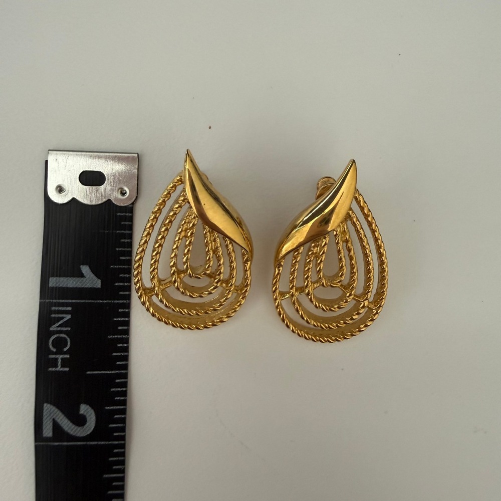 Trifari Vintage Gold Tone Teardrop Rope Textured Post Earrings Openwork Leaf - Picture 5 of 6